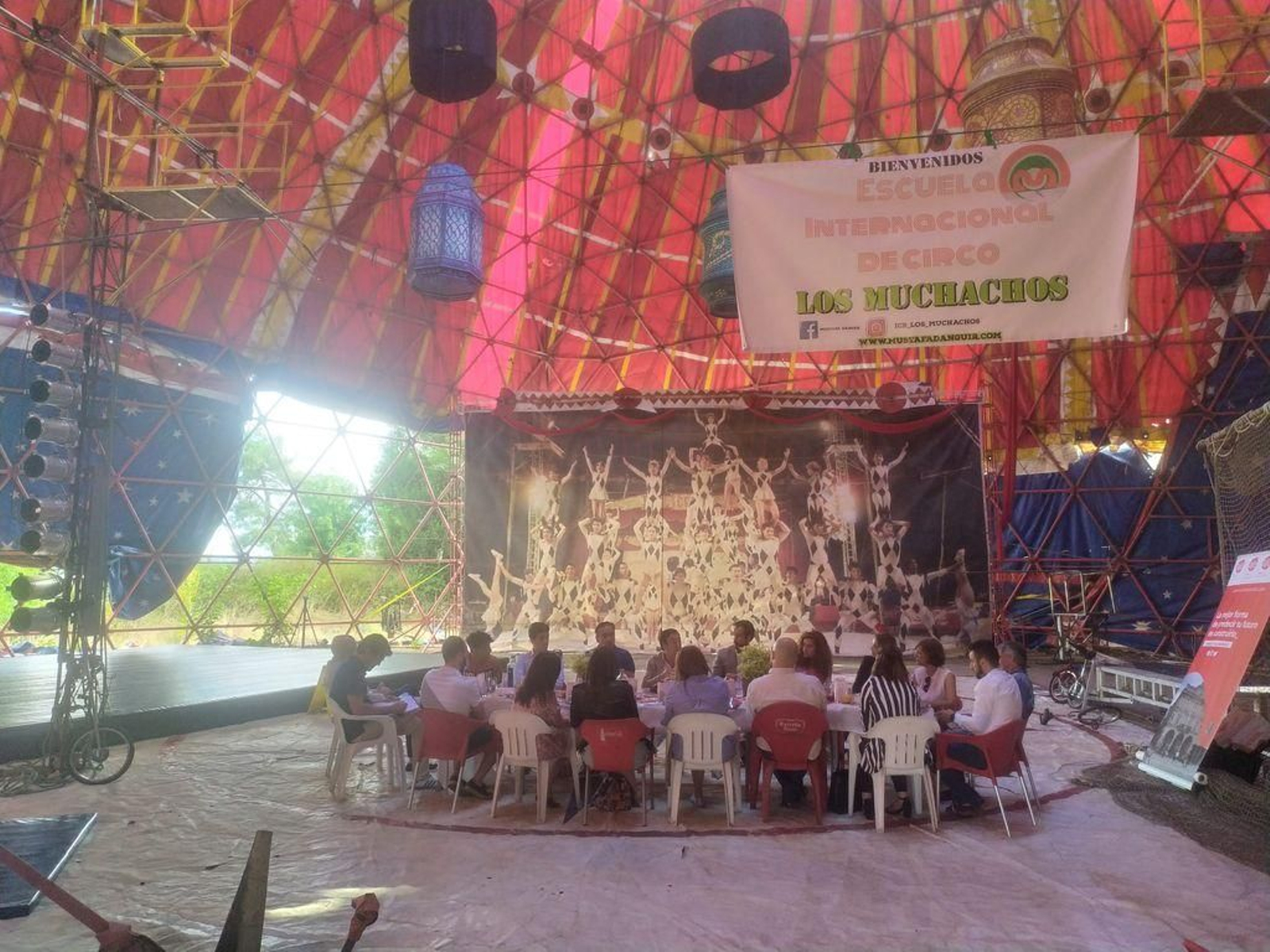 Empresarios y Bartolomé Pidal, durante el desayuno en las instalaciones del Circo de los Muchachos.