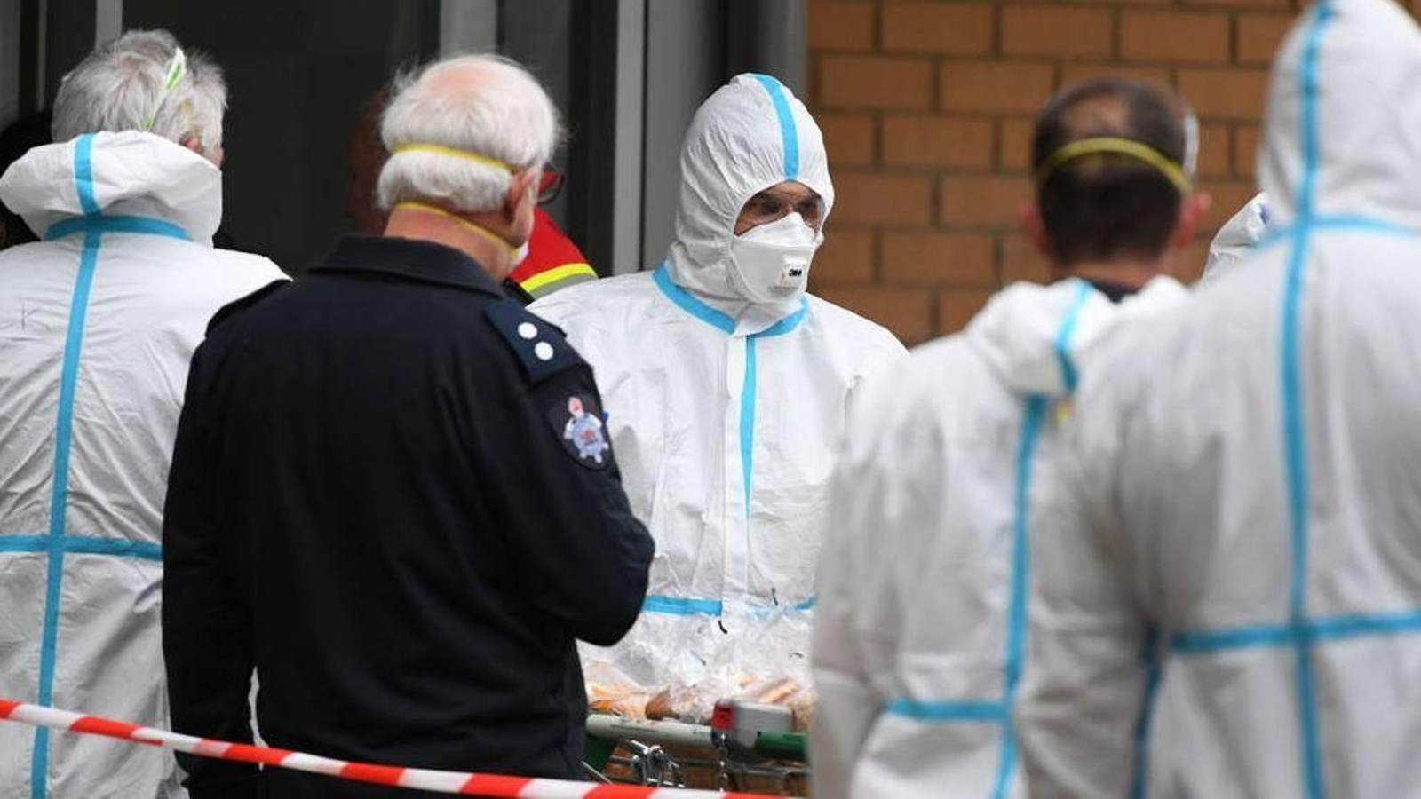 Personal especializado trabaja tras conocerse las nuevas restricciones sanitarias en Melbourne.