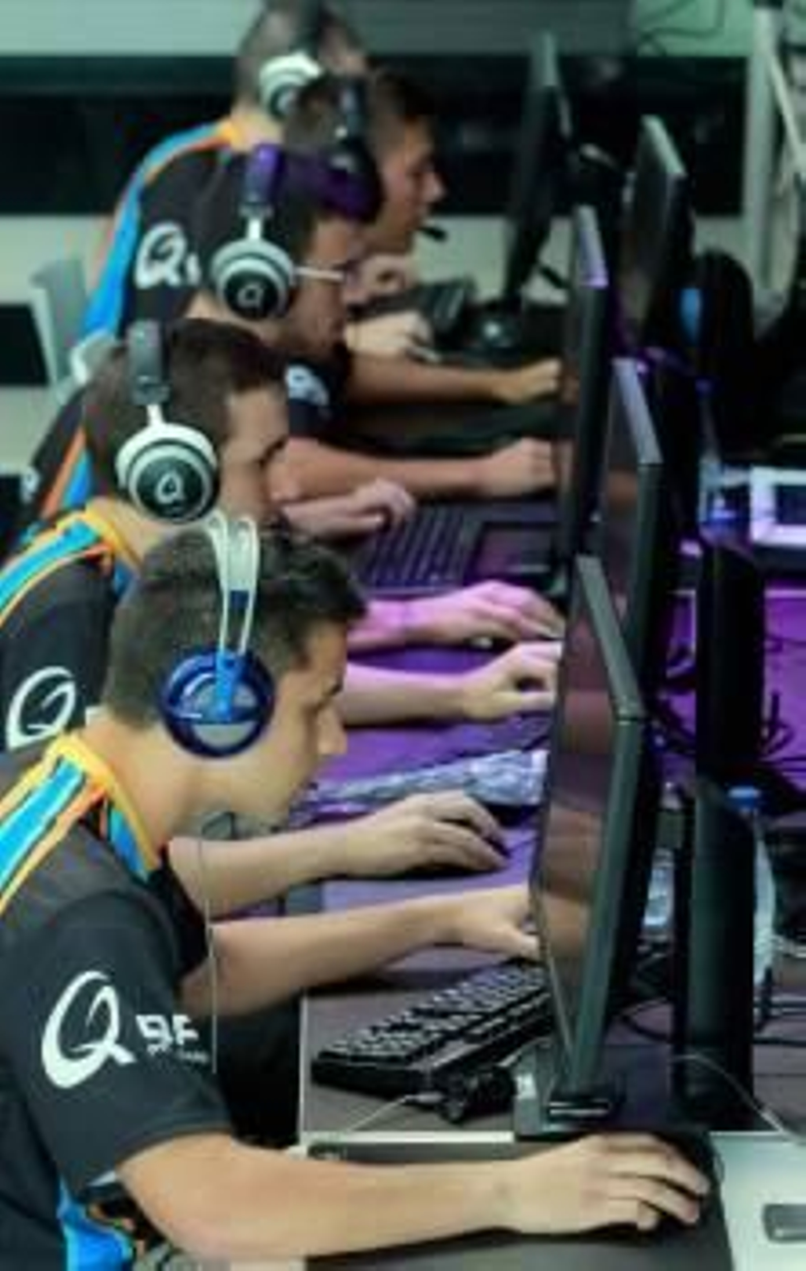 Varios adolescentes jugandon a videojuegos con el ordenador.