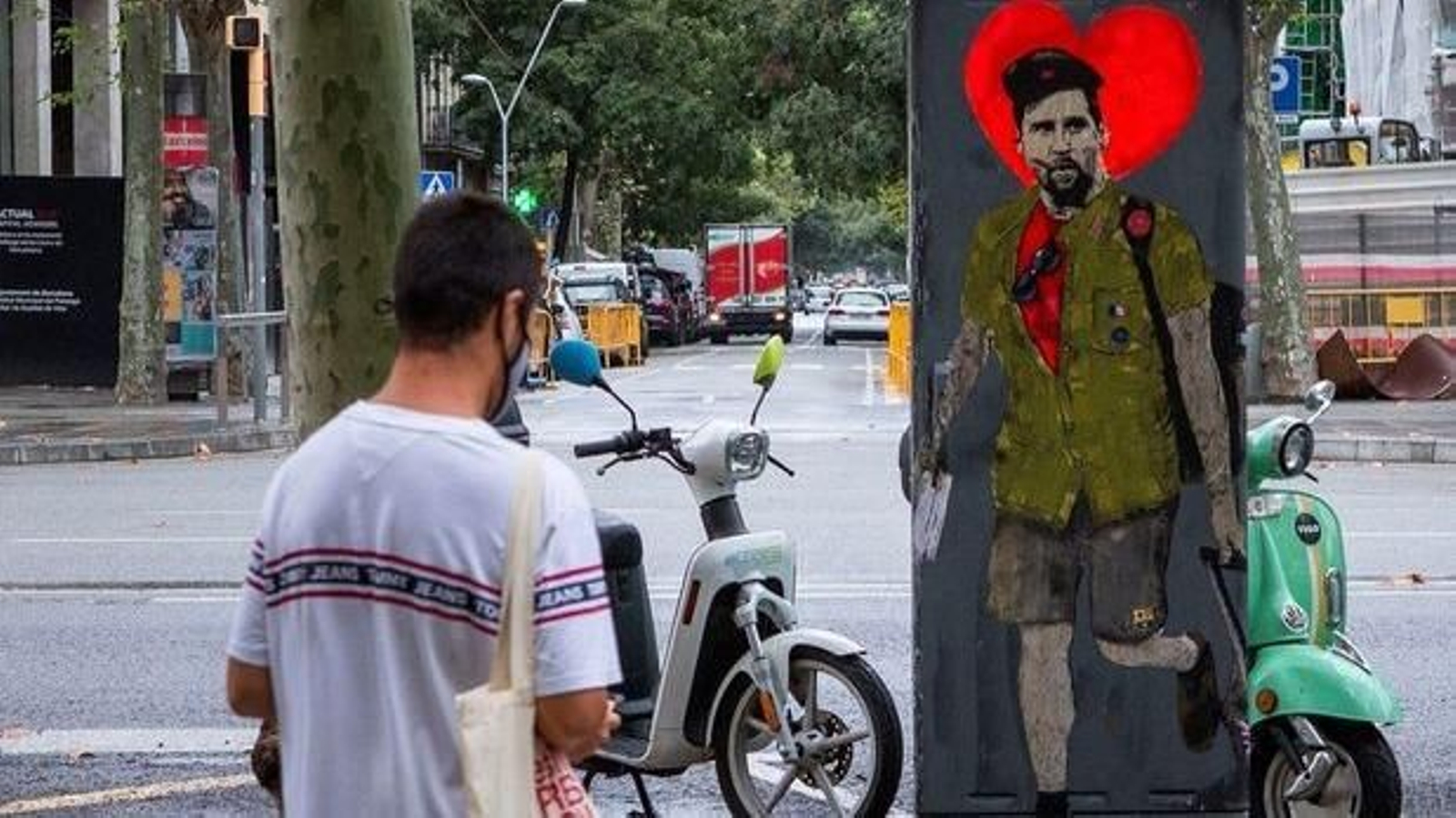 Un grafitero dibuja al '10' como Che Guevara en Barcelona