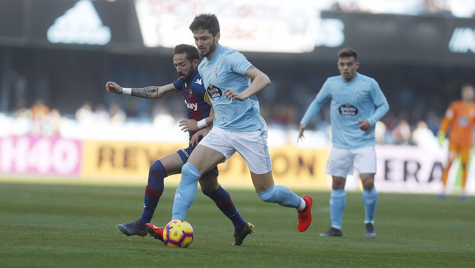 Okay Yokuslu protege el balón ante la presión de Morales en el partido de ayer.