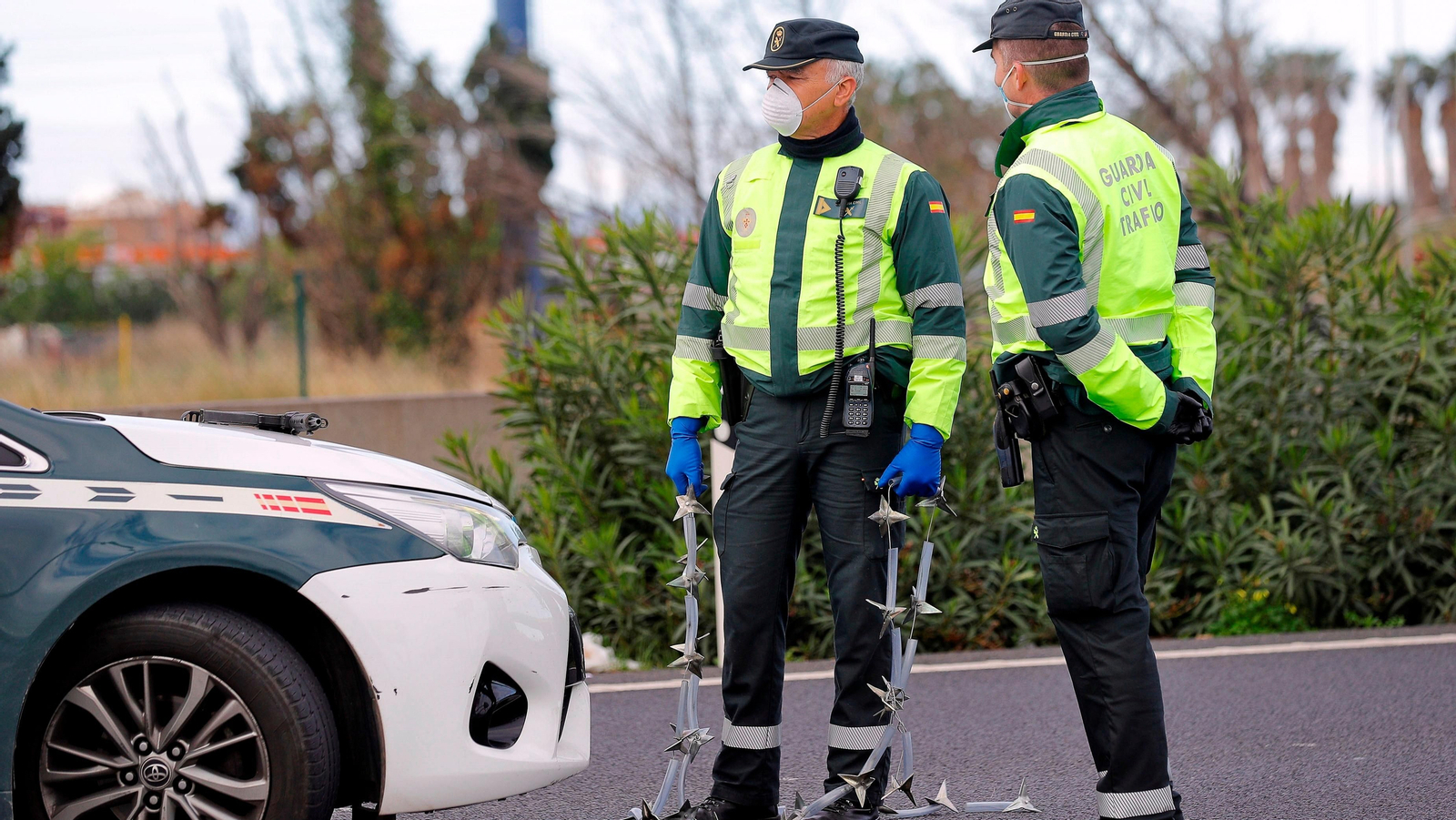 Agentes de la Guardia Civil participan en un control a la salida de la ciudad