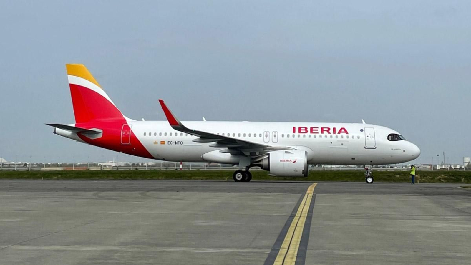 Un avión de la compañía Iberia a punto de despegar.