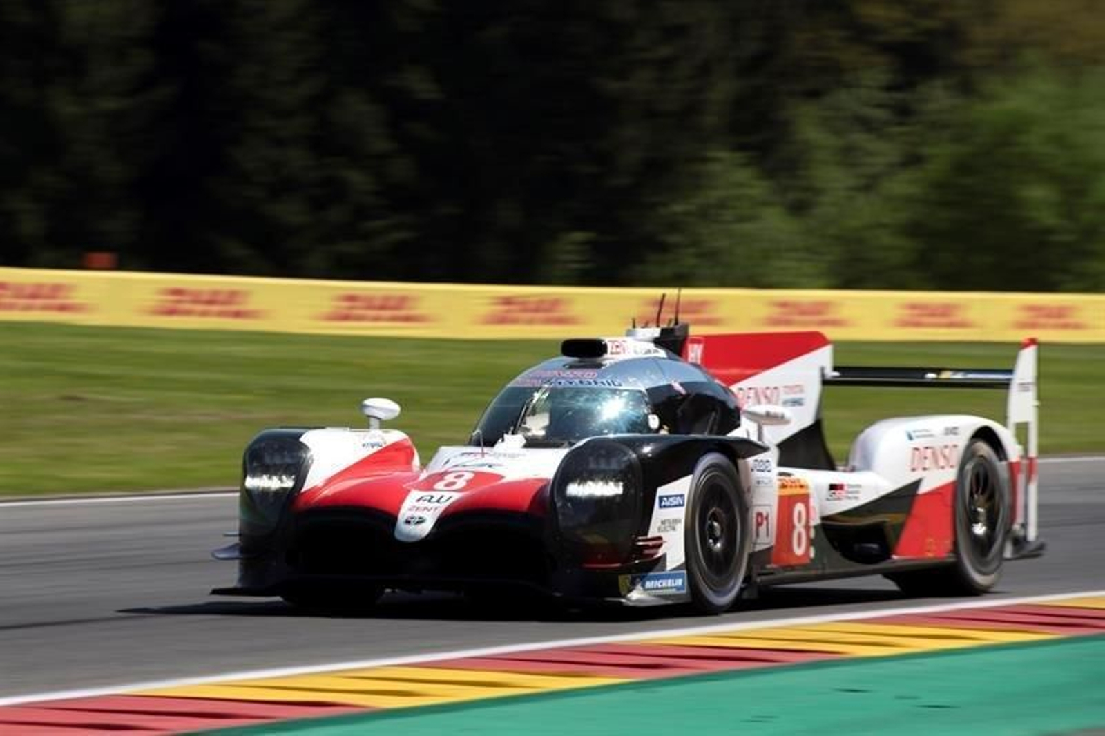 El piloto español Fernando Alonso conduce el Toyota TS050-Hybrid