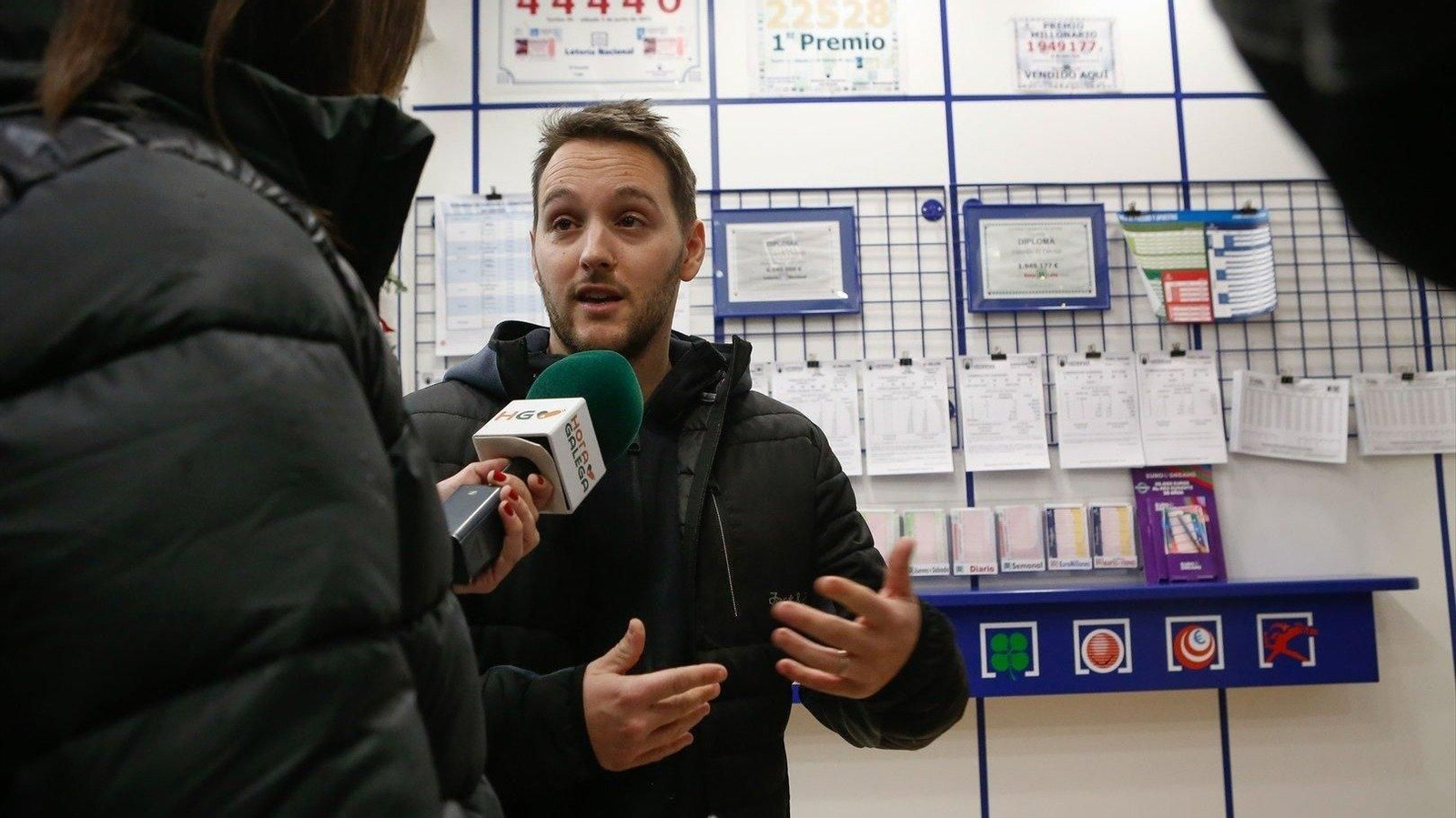 El lotero responsable de la administración que ha sufrido un atraco ofrece declaraciones a los medios, a 4 de enero de 2024, en Lugo. // E.P.
