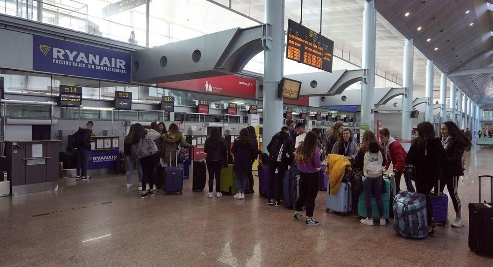 Los pasajeros del vuelo a Londres, ayer en la cola para la facturación de equipaje.