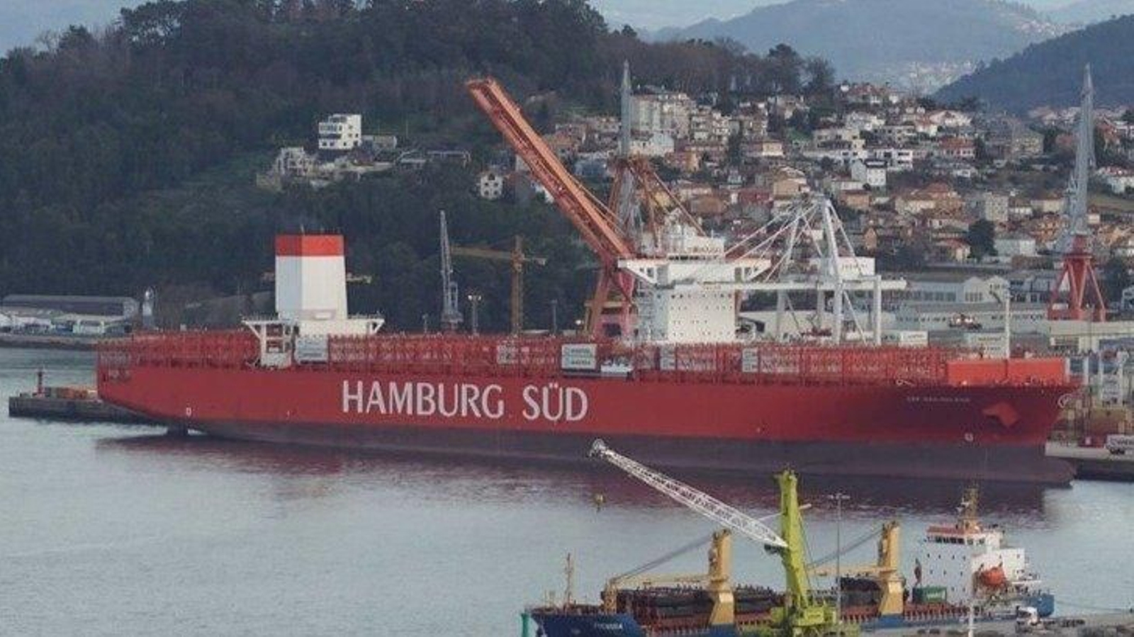 El "CAP San Maleas", ayer atracado en Guixar, con sus 333 metros de eslora. A su lado pudo acomodarse otro portacontenedores, de 134 metros.