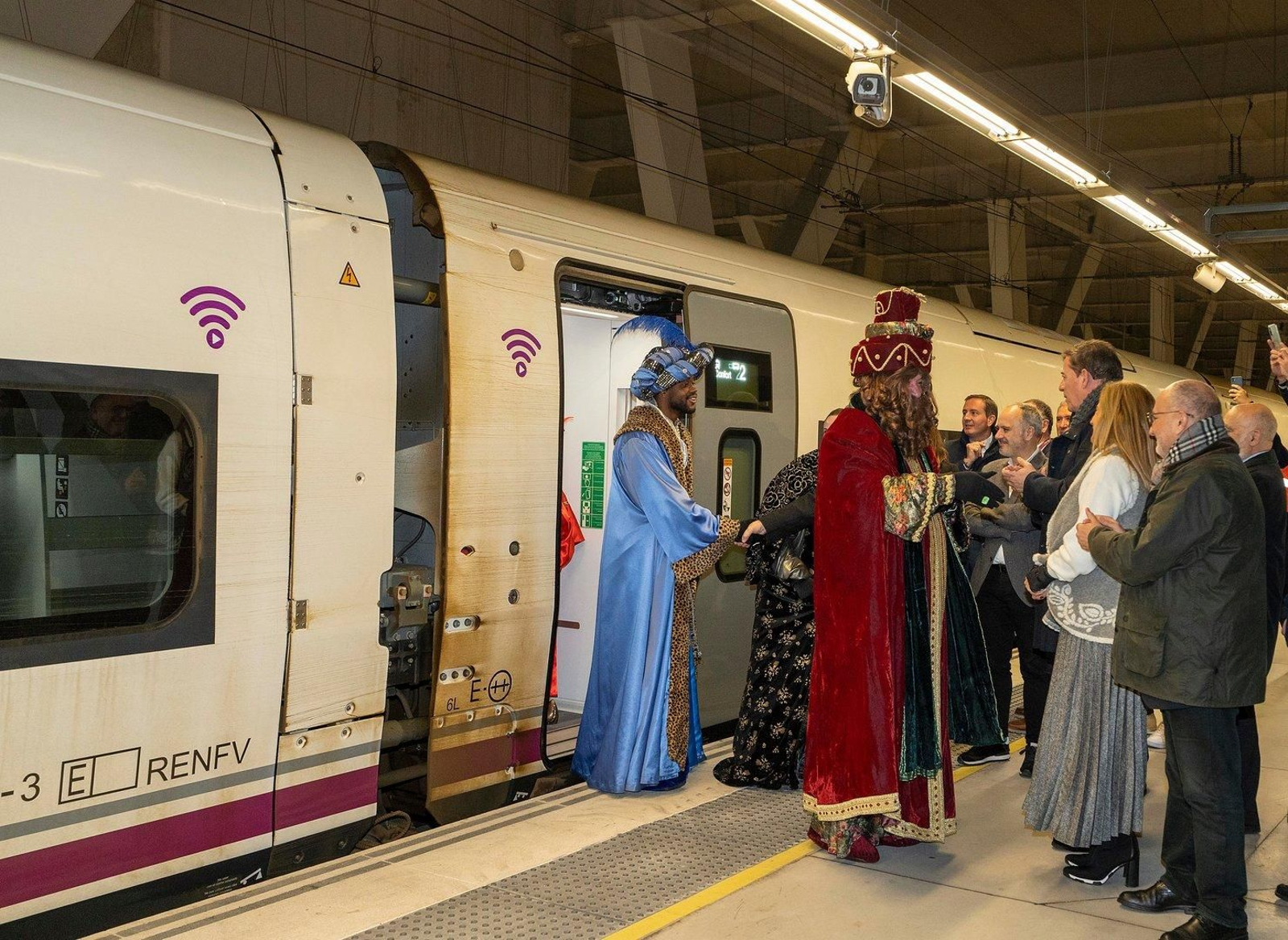Óscar Puente a su llegada a Vigo en el tren Avril.