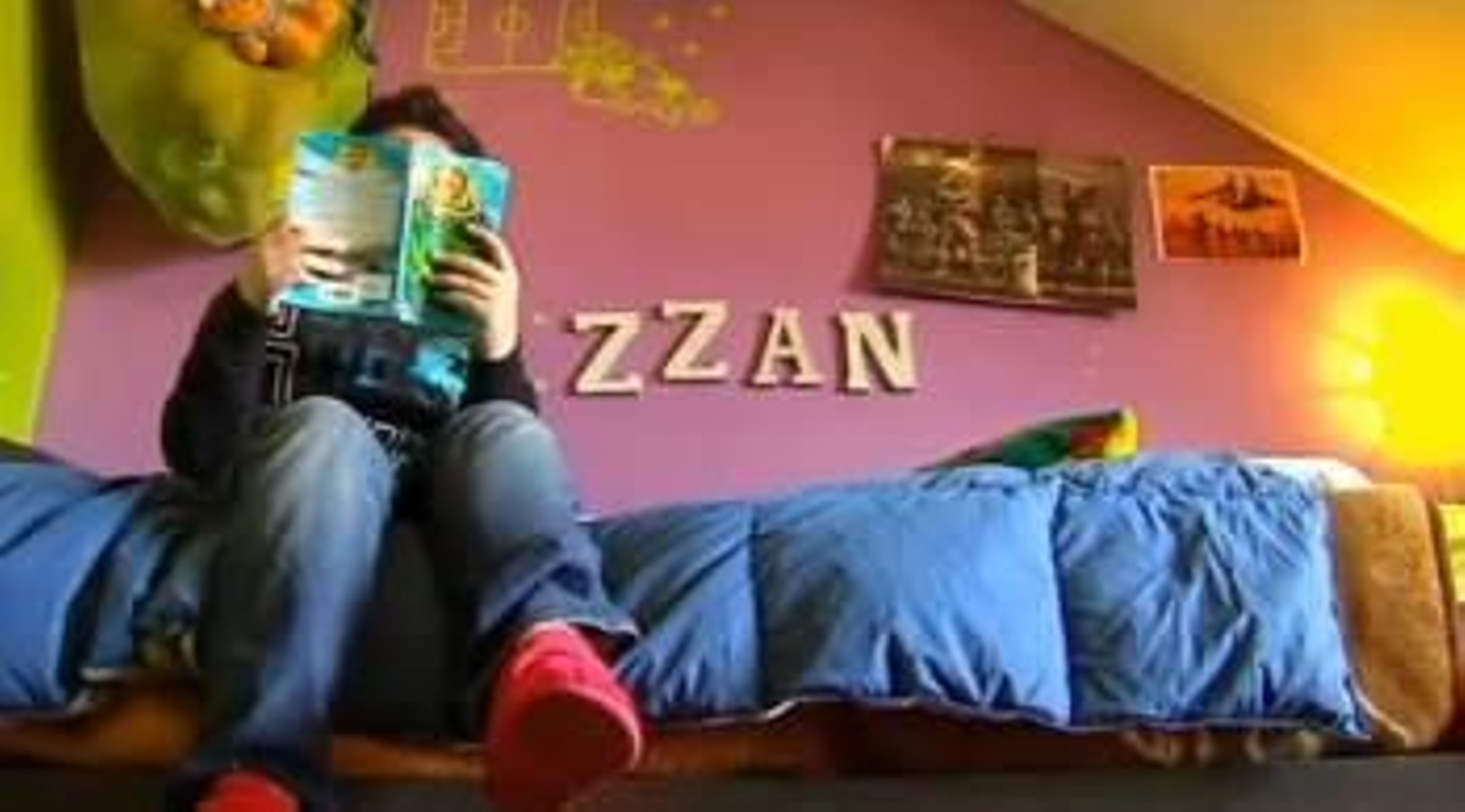 El menor supuestamente objeto de acoso en Vigo, en su domicilio en una imagen de Tele 5.