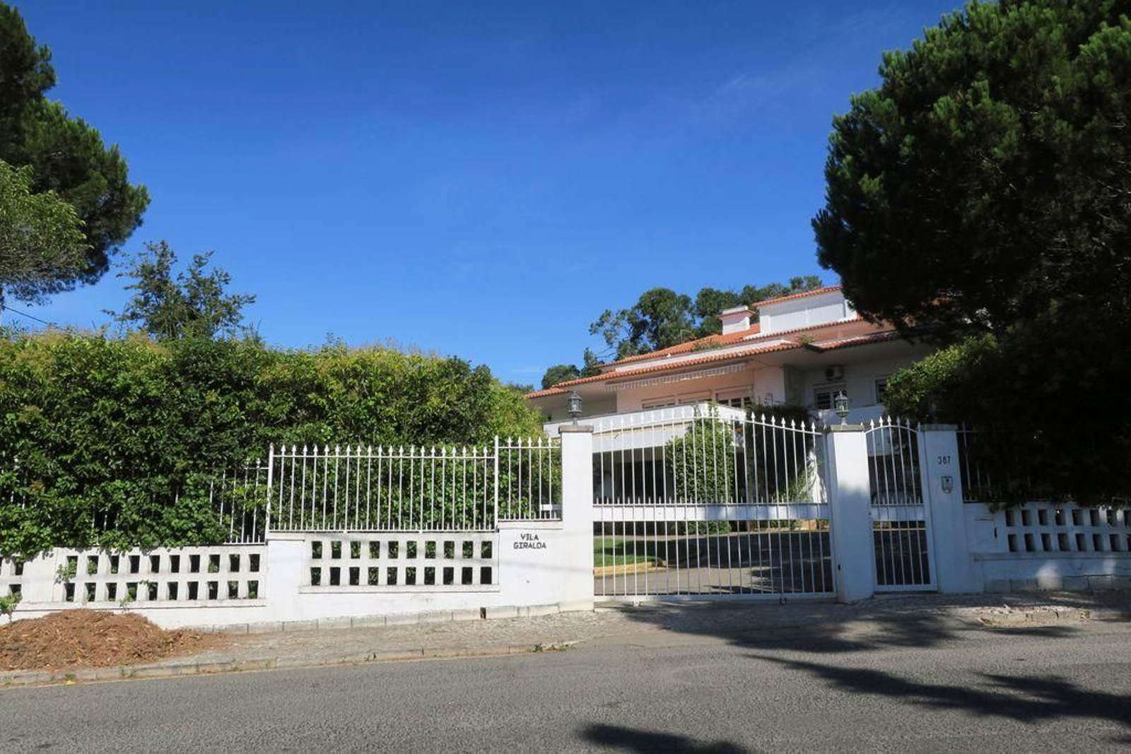 Vista de Villa Giralda, en Estoril, donde residieron en el exilio los condes de Barcelona y sus hijos.