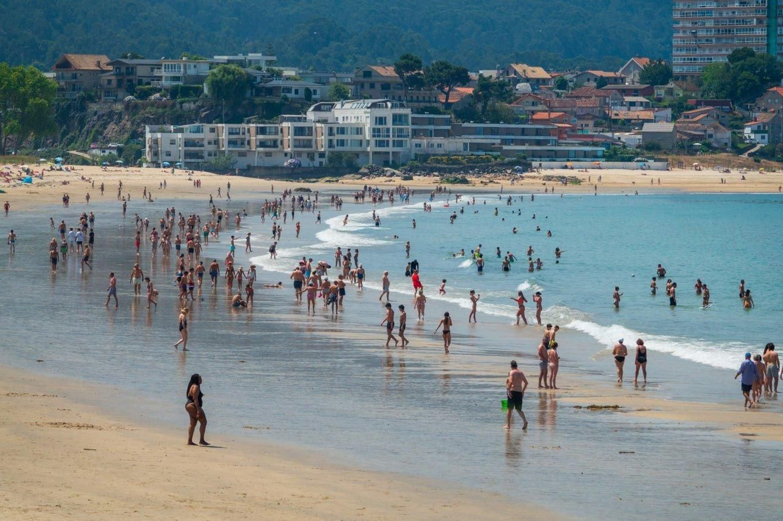 Bañistas en Samil disfrutando de un día de sol y calor. // Vicente Alonso