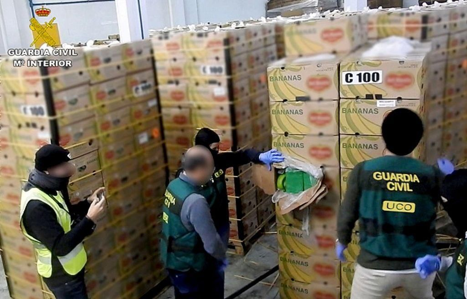 Agentes de la UCO de la Guardia Civil durante la operación contra la red de narcotráfico internacional.