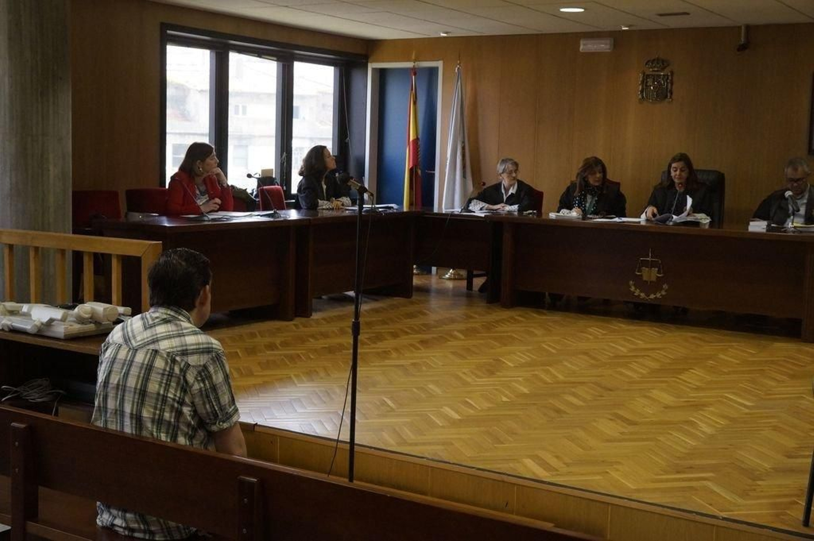 Un vigués aceptó ayer una condena de tres años de cárcel por vender cocaína y heroína al menudeo en el entorno de Jenaro de la Fuente y de Urzaiz. La Audiencia le suspendió la pena a condición de no delinquir y desintoxicarse.