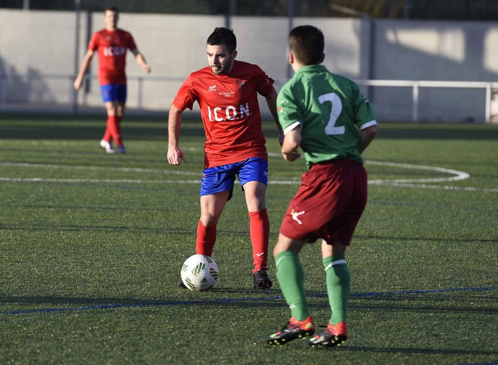 Comis, del Choco, con el balón en un partido anterior.
