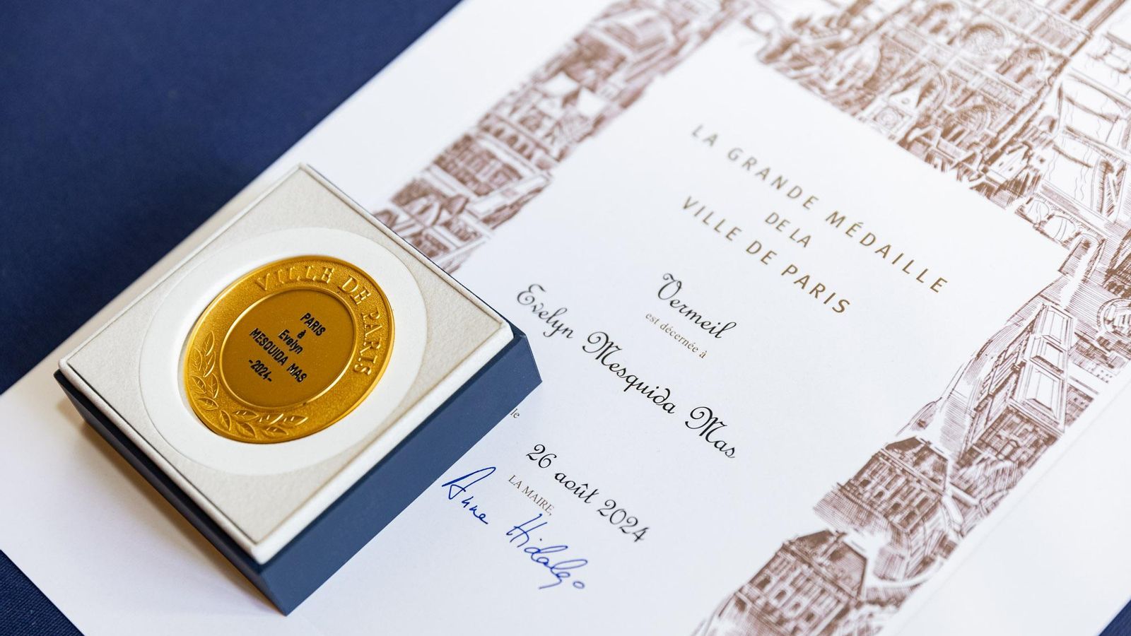 Medalla y diploma acreditativos concedidos a Evelyn Mesquida