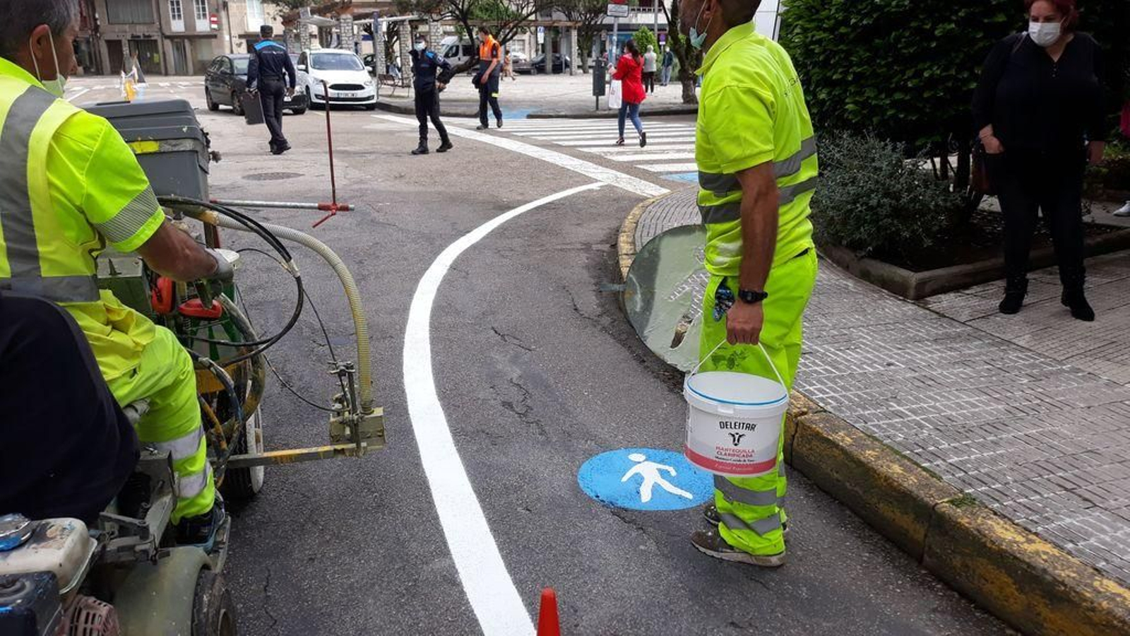 El Concello sigue 'pintando' señales de prioridad peatonal invadiendo ya las calzadas.