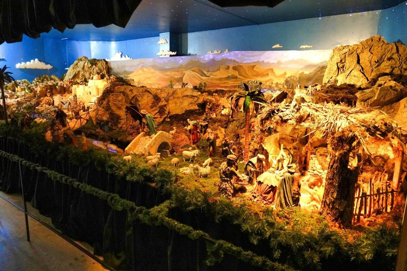 El Belén cuenta con 40 metros cuadrados de superficie y más de 100 figuras hechas a mano.