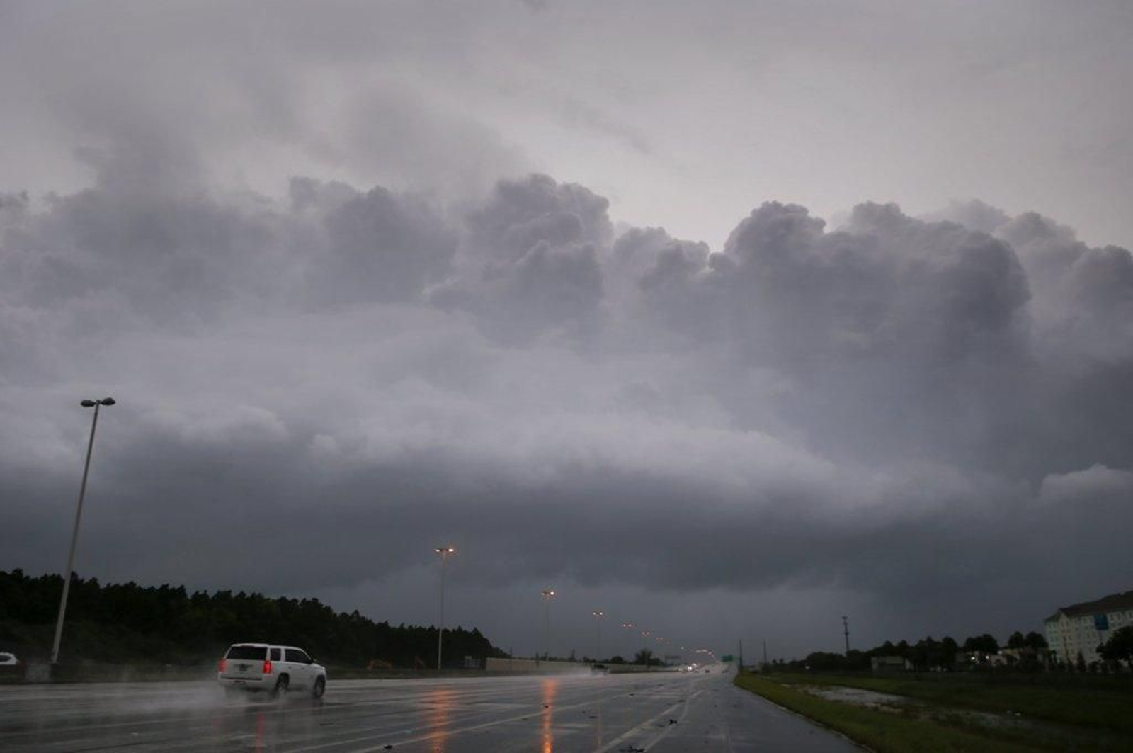 Una tormenta de lluvia se mueve sobre el borde sur de Florida.