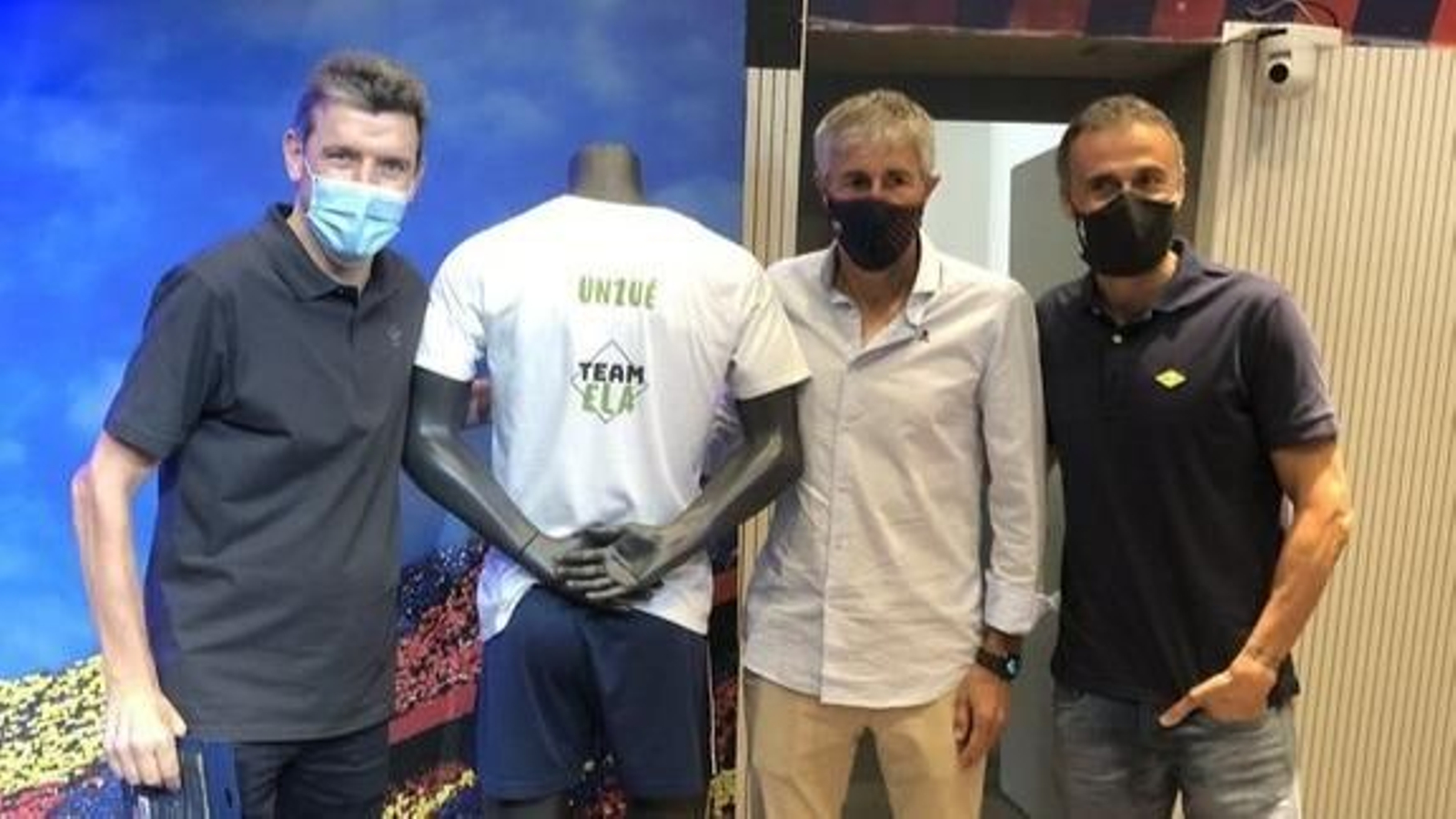 Juan Carlos Unzué (i), ayer, con el entrenador del Barcelona, Quique Setién, y Luis Enrique Martínez.