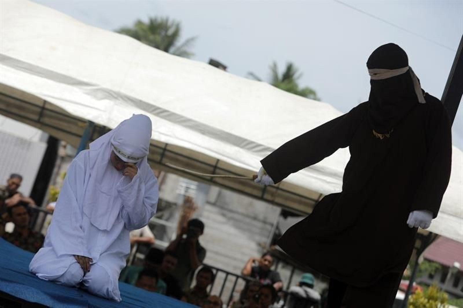 Una mujer que violó la ley de la Sharia es castigada con azotes públicos por tener relaciones sexuales fuera del matrimonio