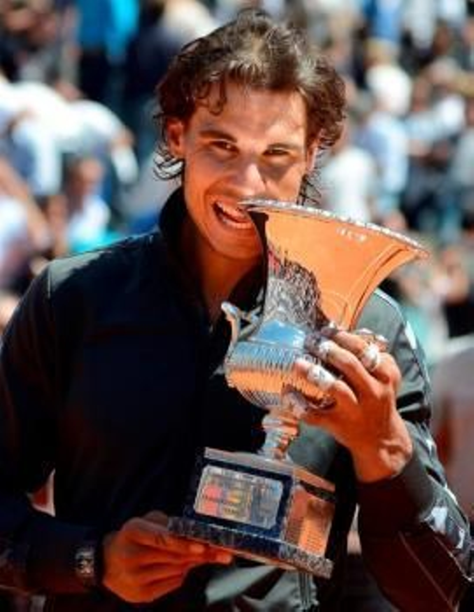 El tenista español Rafa Nadal muerde el trofeo después de proclamarse vencedor del Masters 1000 de Roma. Foto: EFE/Claudio Onorati