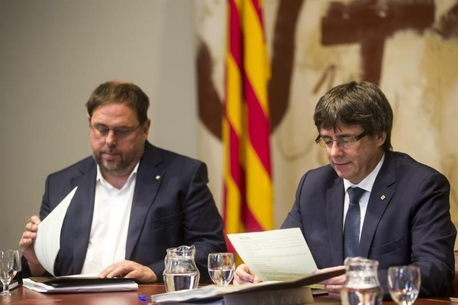 El presidente de la Generalitat , Carles Puigdemont, y su viepresidente, Oriol Junqueras