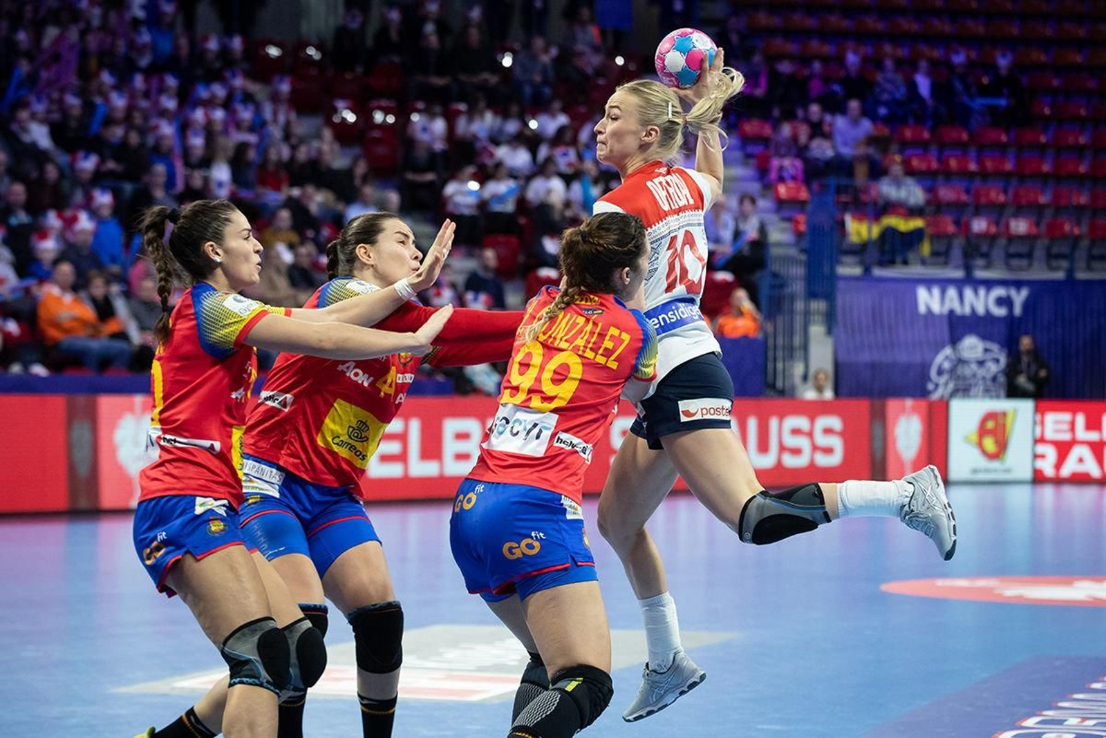 La noruega Oftedal lanza ante tres españolas.