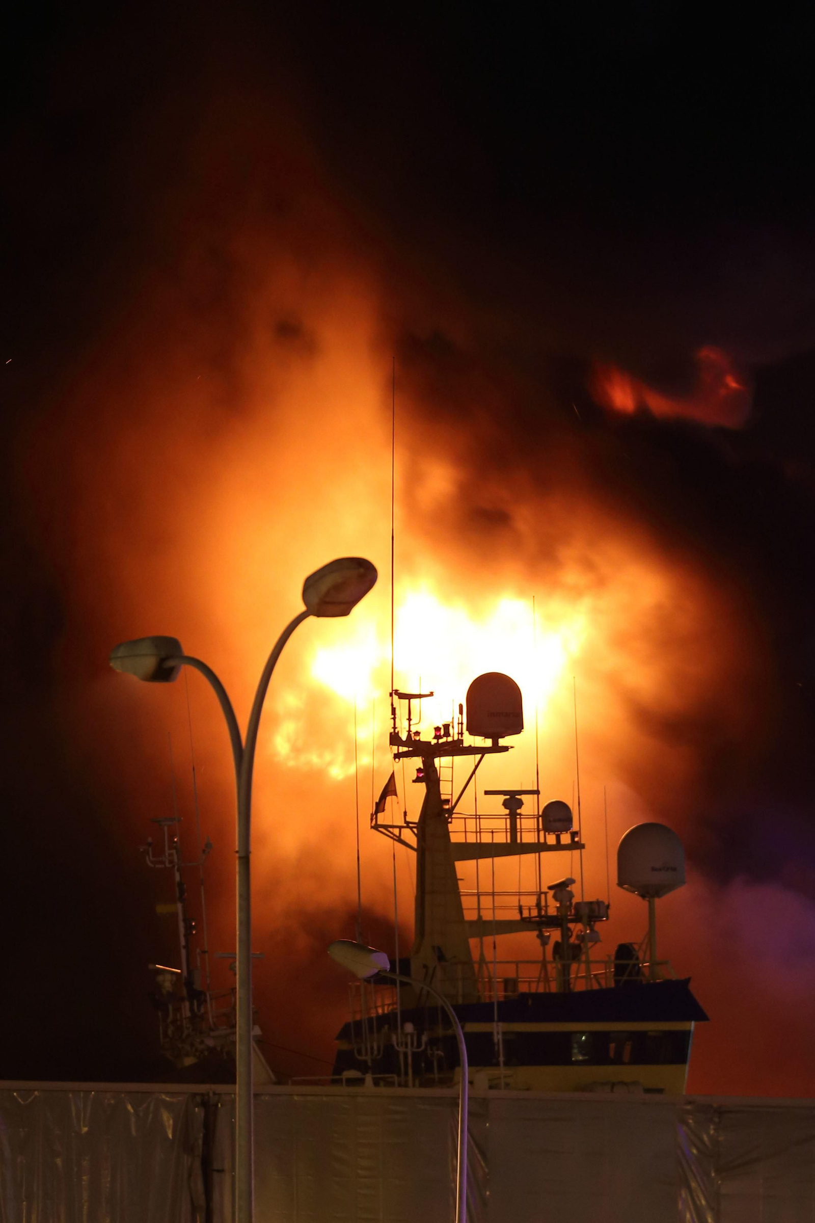 Incendio de un astillero en Marín // Alberte