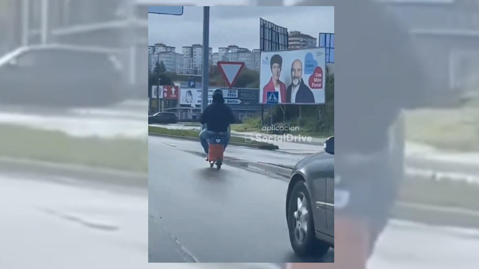El conductor del patinete eléctrico sobre una bombona. // X (@SocialDrive)
