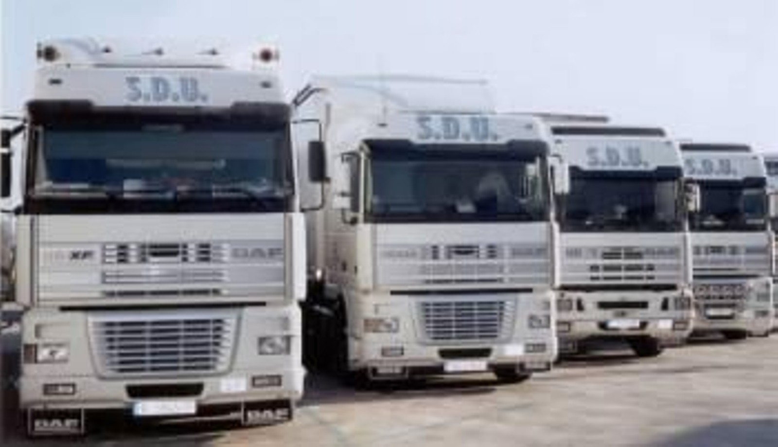 Varios camiones estacionados en una área de servicio. (Foto: ARCHIVO)