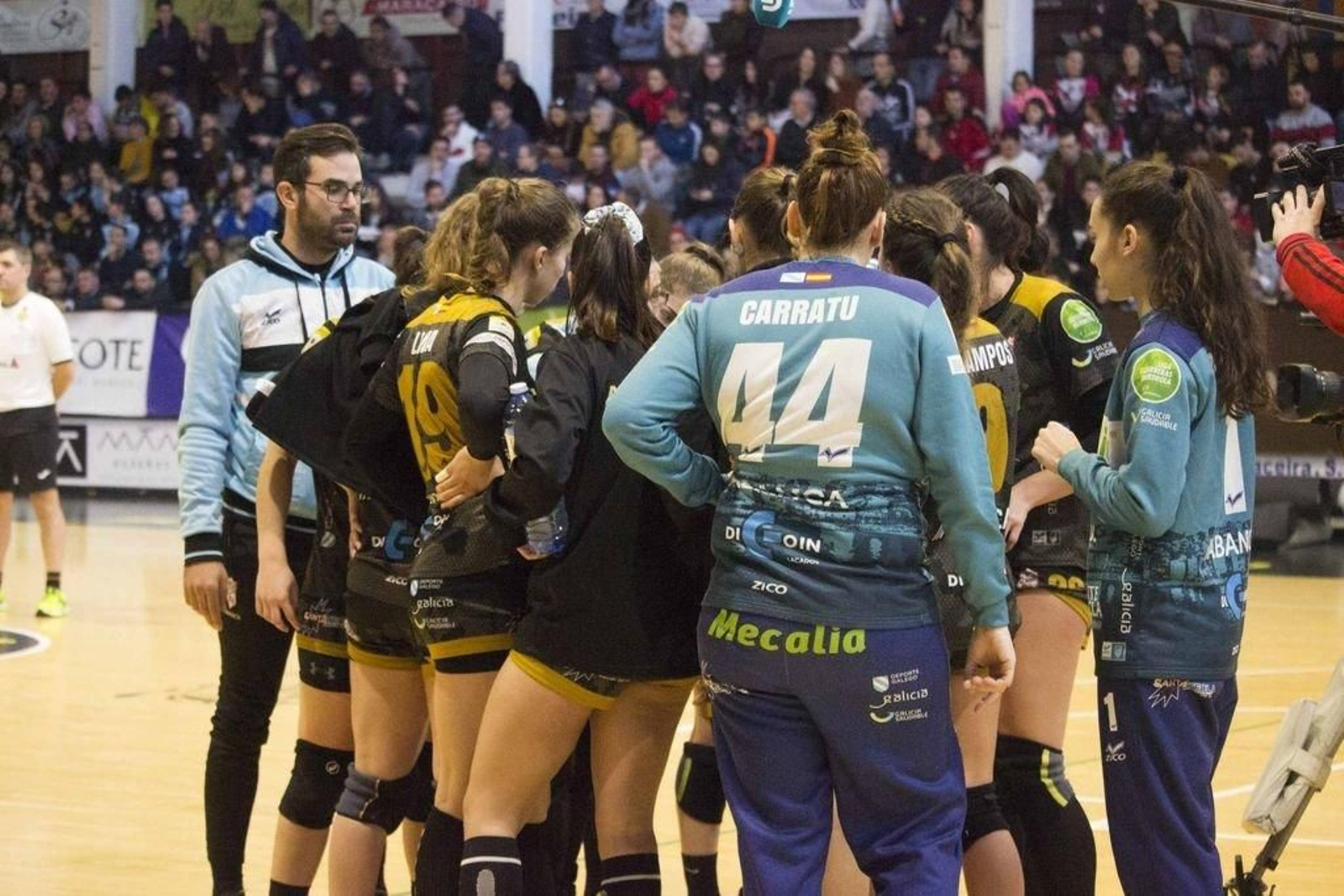 Las jugadoras del Guardés reciben instrucciones de José Ignacio Prades.