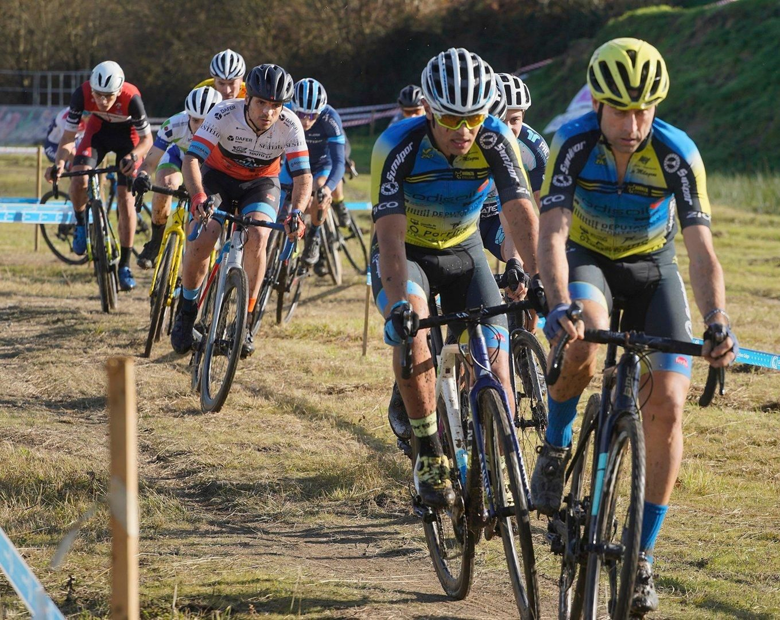Homes na Copa Galicia de ciclocross en Nigrán.