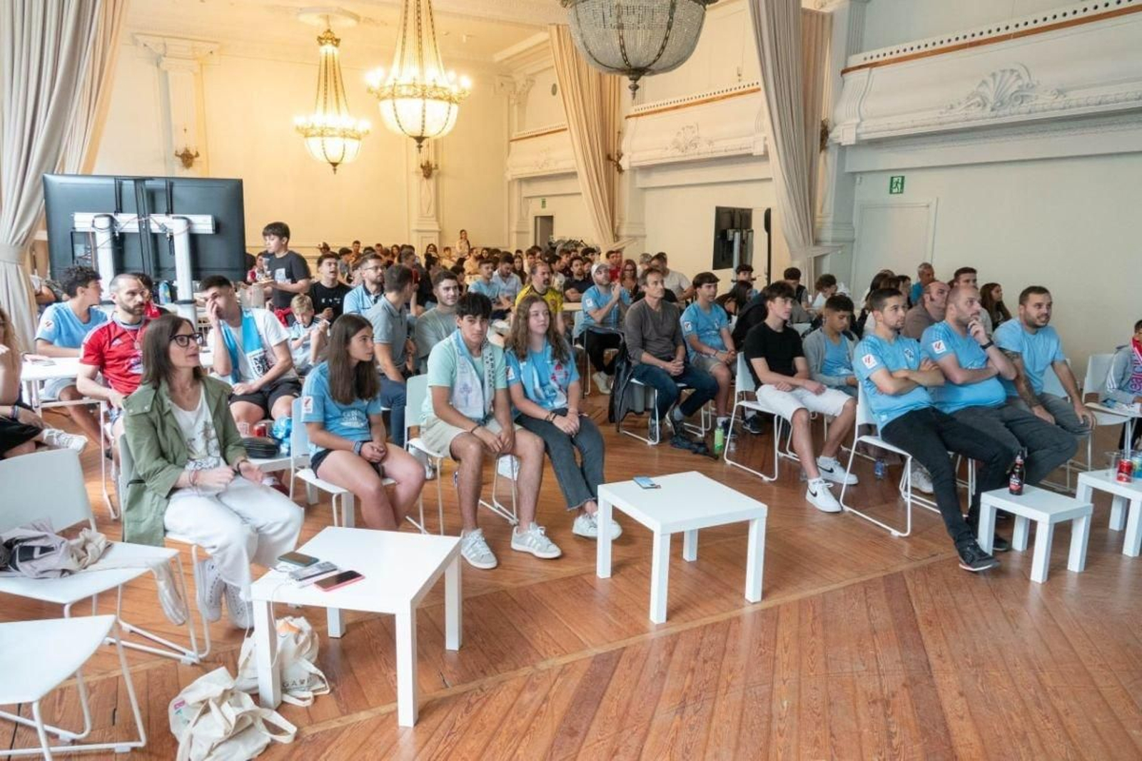 Varias decenas de aficionados del Celta se acercaron a la sede de Príncipe para seguir el partido.