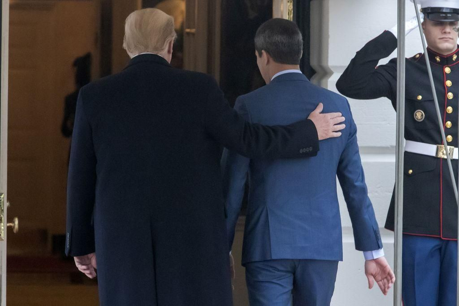 Donald Trump pasa la mano por la espalda a Juan Guaidó cuando entraban en la Casa Blanca.