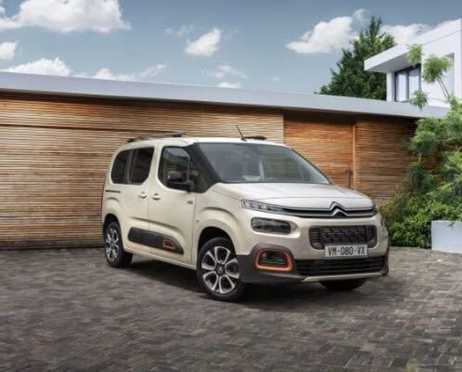 La nueva furgoneta tendrá también siluetas Peugeot y Opel, pero de momento solo Citroën ha desvelado la imagen.