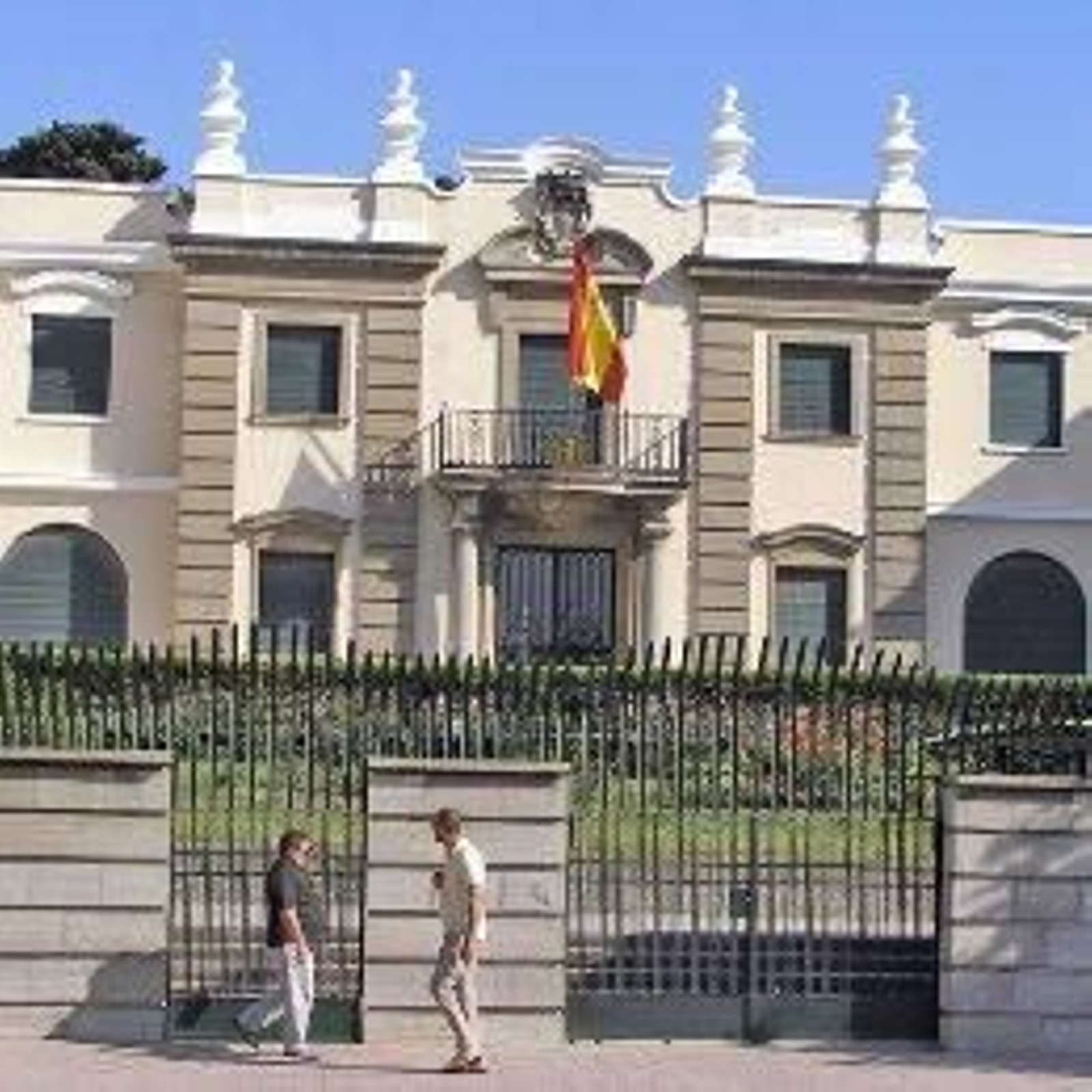 En la fachada del consulado de Tánger se puede ver un escudo preconstitucional.
