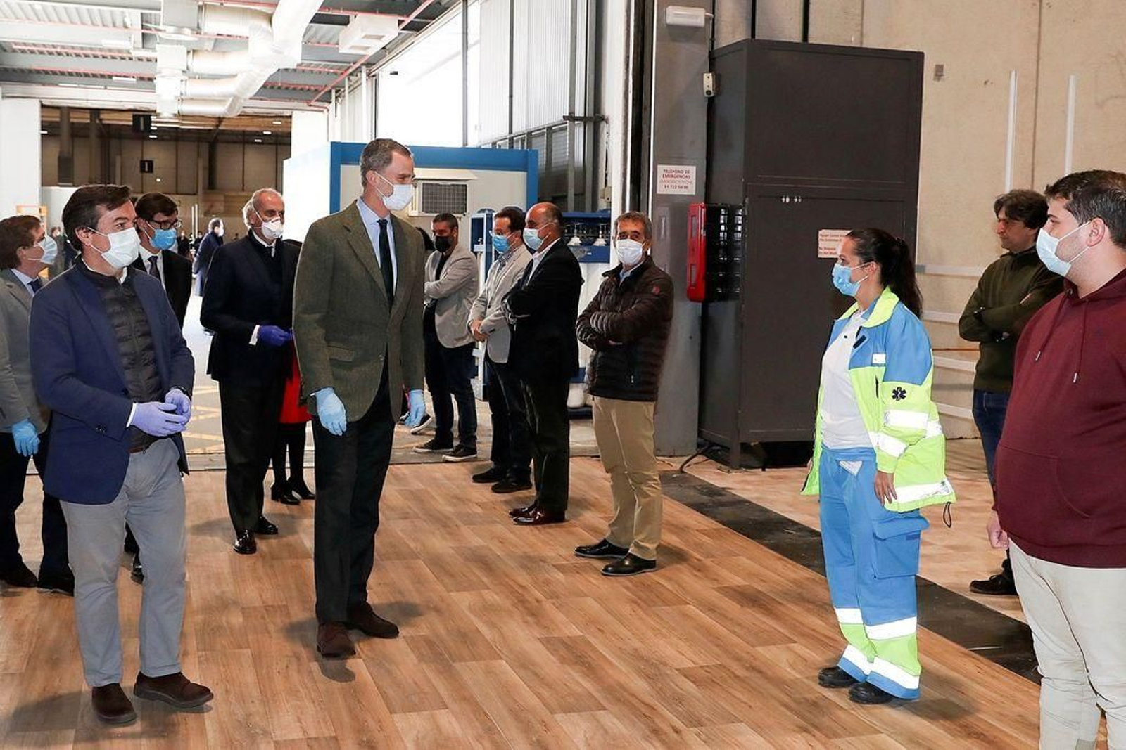 El rey Felipe VI, protegido con mascarilla y guantes, durante su visita al hospital de Ifema.