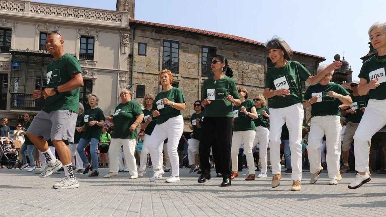 El profesor Reynaldo Aldana, con alumnas en una exhibición realizada en Pontevedra.