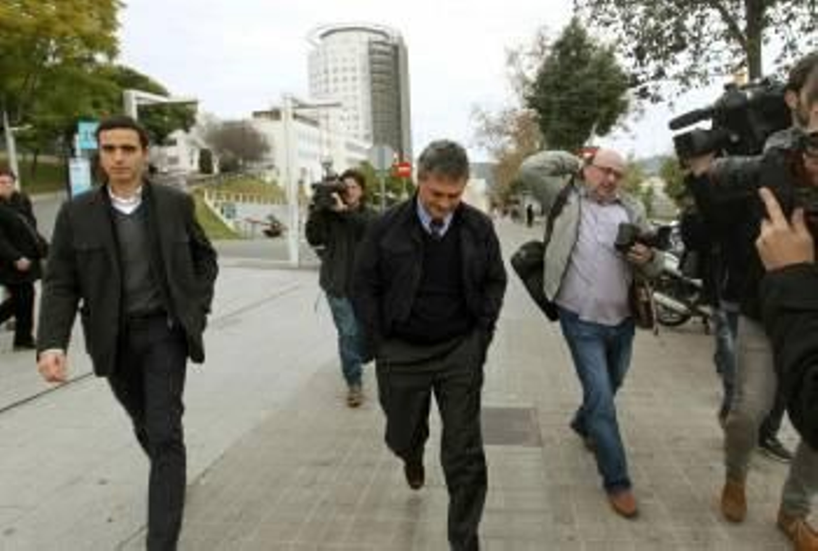 Los doctores Canal y Medina, ayer nada más salir del hospital Vall d'Hebrón de Barcelona. (Foto: TONI ALBIR)