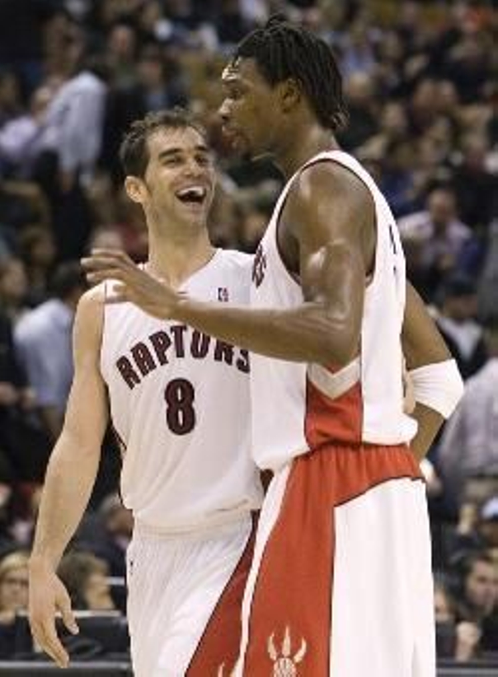 Calderón es felicitado por un compañero.