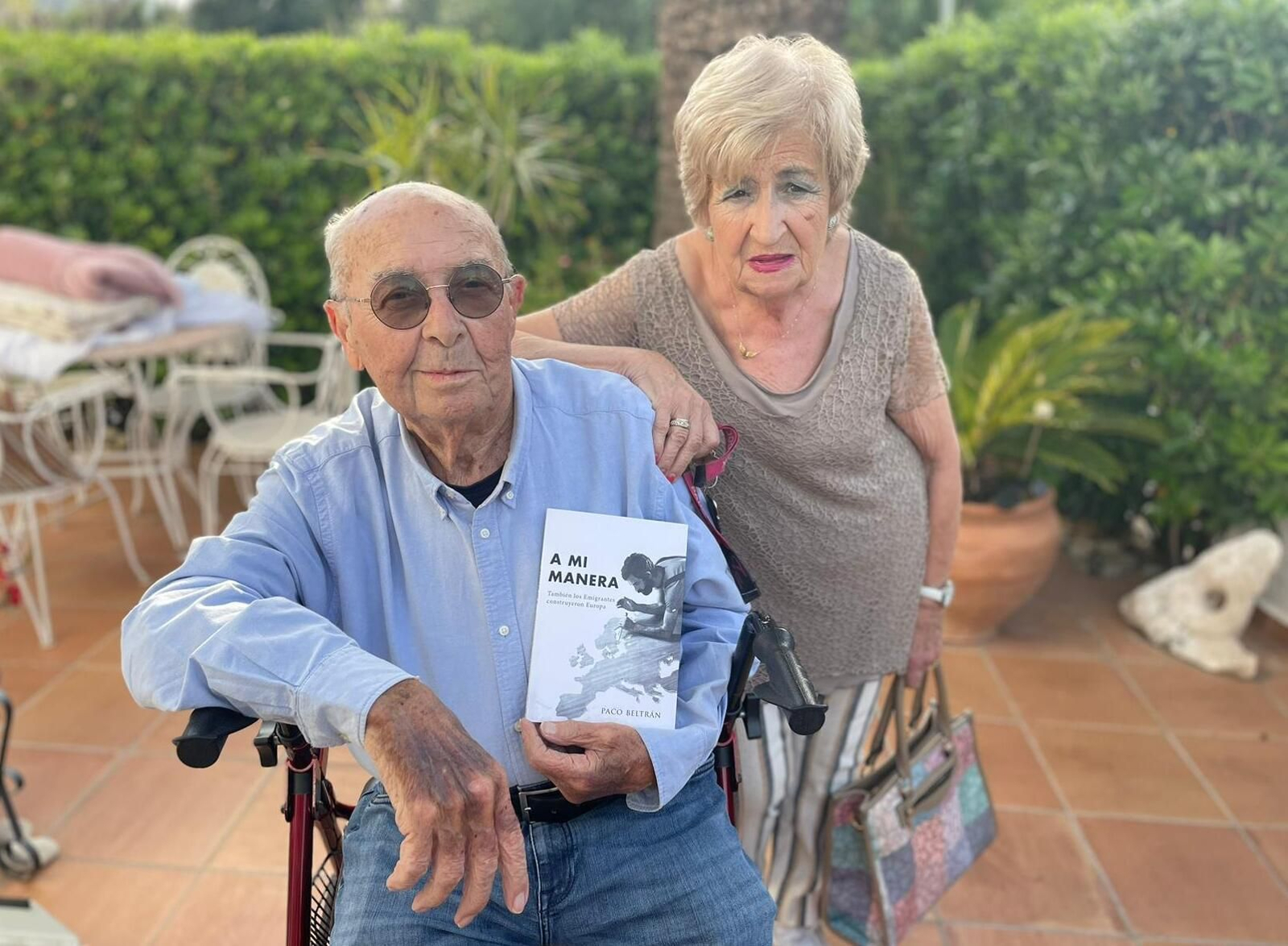 Paco Beltrán Barcala y "Cloti", su inseparable compañera