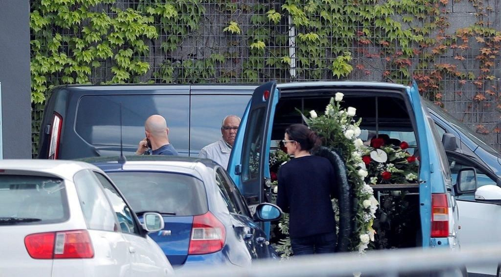 Los coches fúnebres que transportan los féretros de los dos jóvenes gallegos