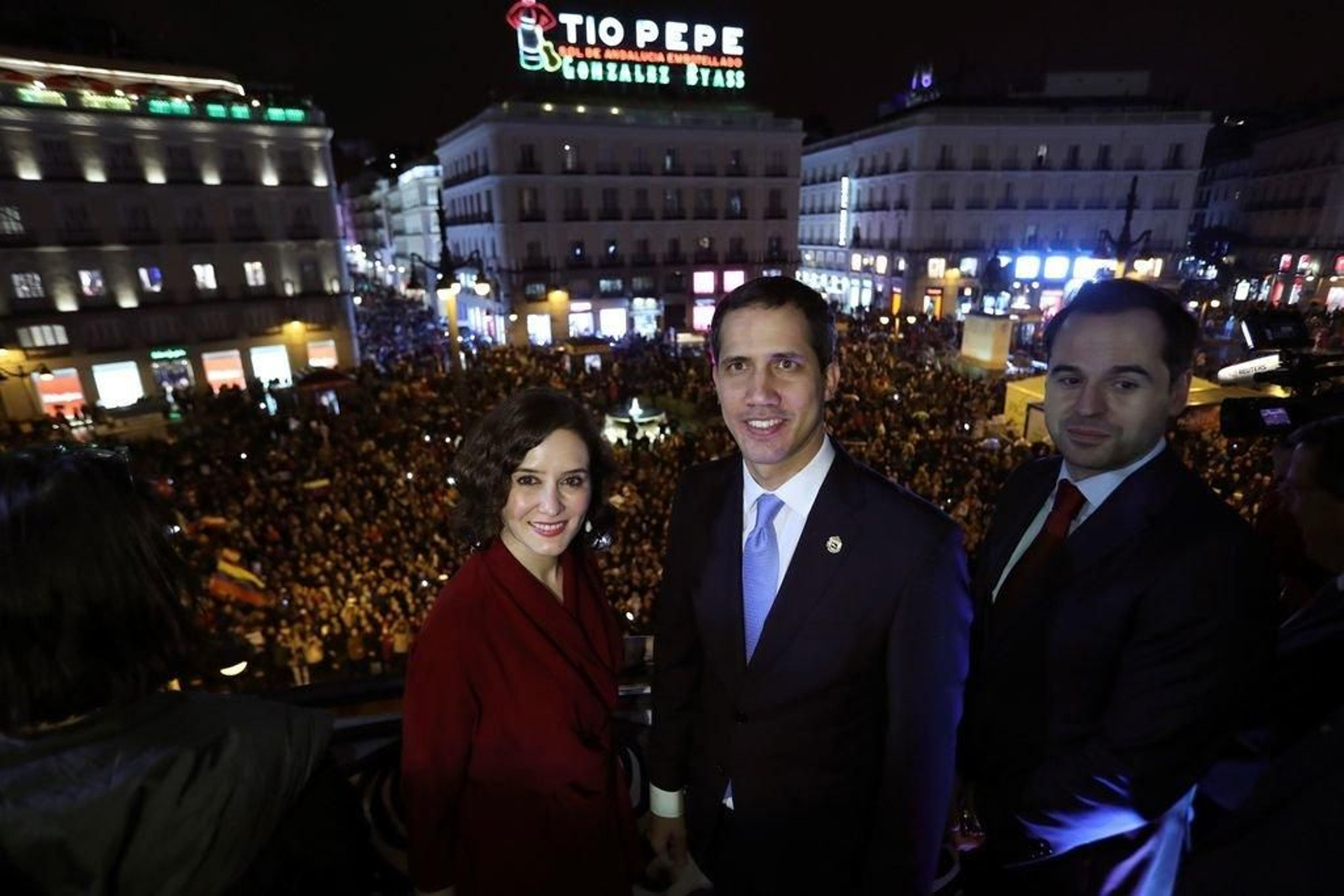 Ayuso, Guaidó y Casado posan en la sede del Gobierno madrileño ante una abarrotada Puerta del Sol.