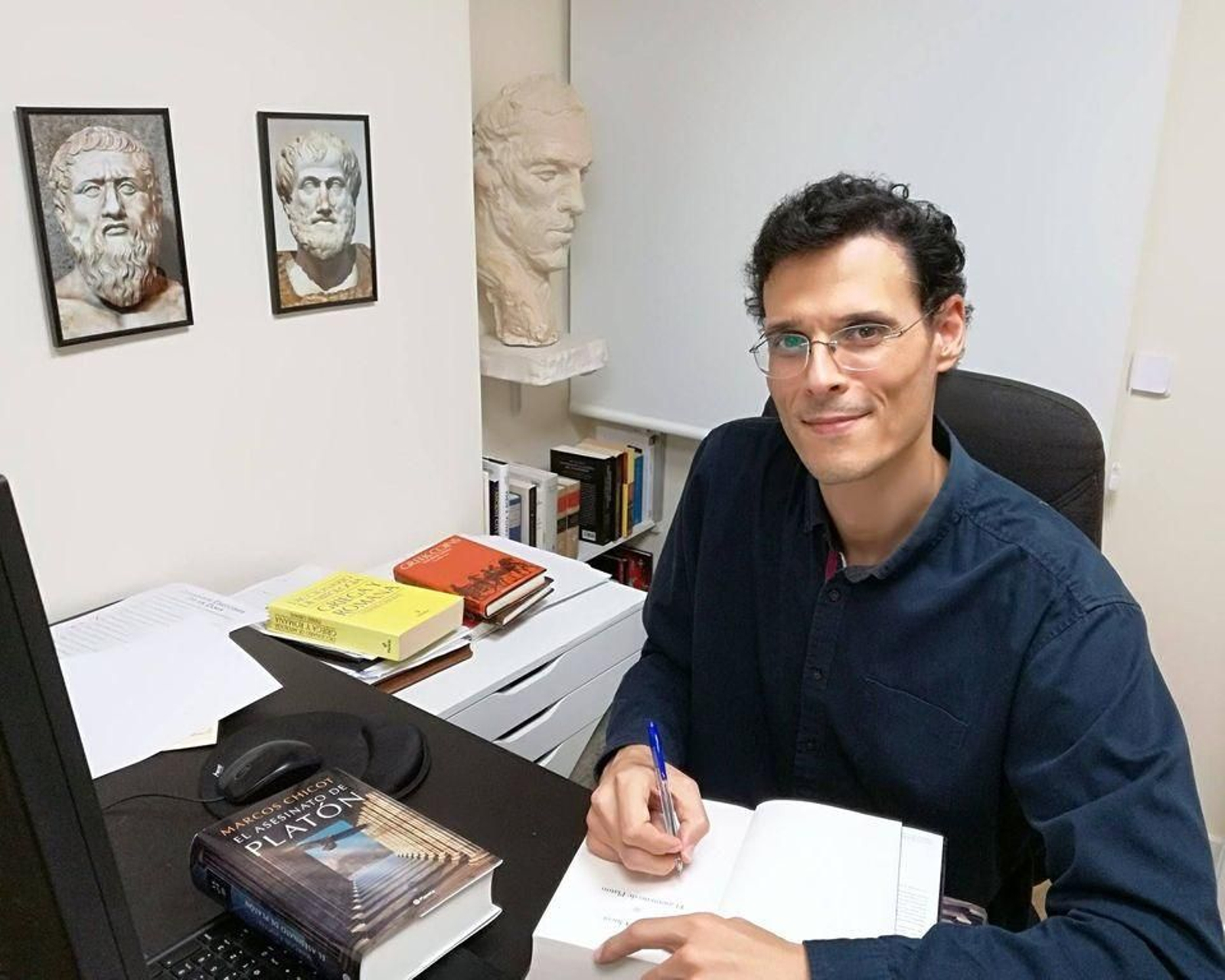 Marcos Chicot firma ejemplares de su última novela en su despacho.