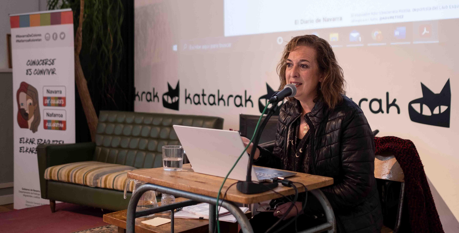 La experta en China Begoña Ruiz de Infante durante la conferencia ofrecida en la libreria Katakrak