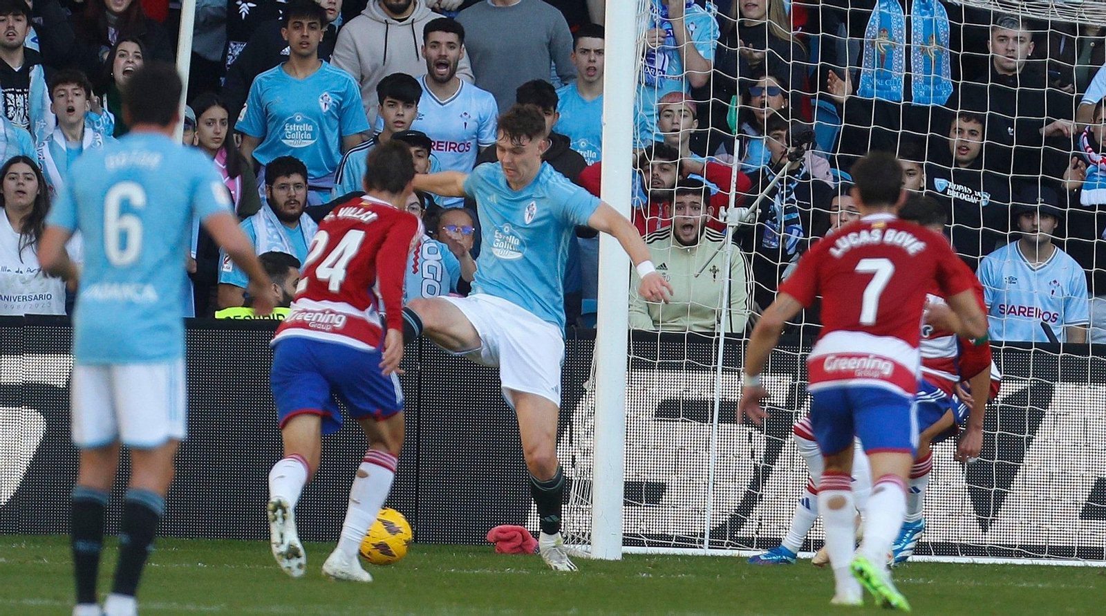 Taconazo de gol de Larsen.