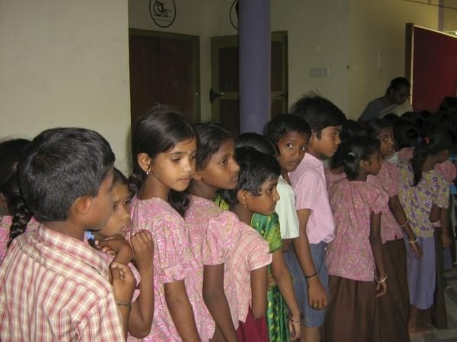 Varias niñas esperan para dar el último adiós a Vicente Ferrer.