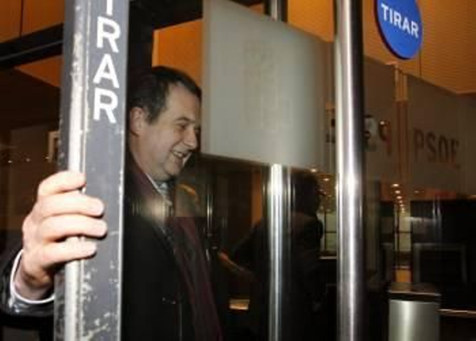 El alcalde de Vigo, Abel Caballero, a su llegada a la sede central del PSOE en Madrid, donde casi una treintena de regidores socialistas se ha reunido para debatir un documento promovido por él  (Foto: EFE)