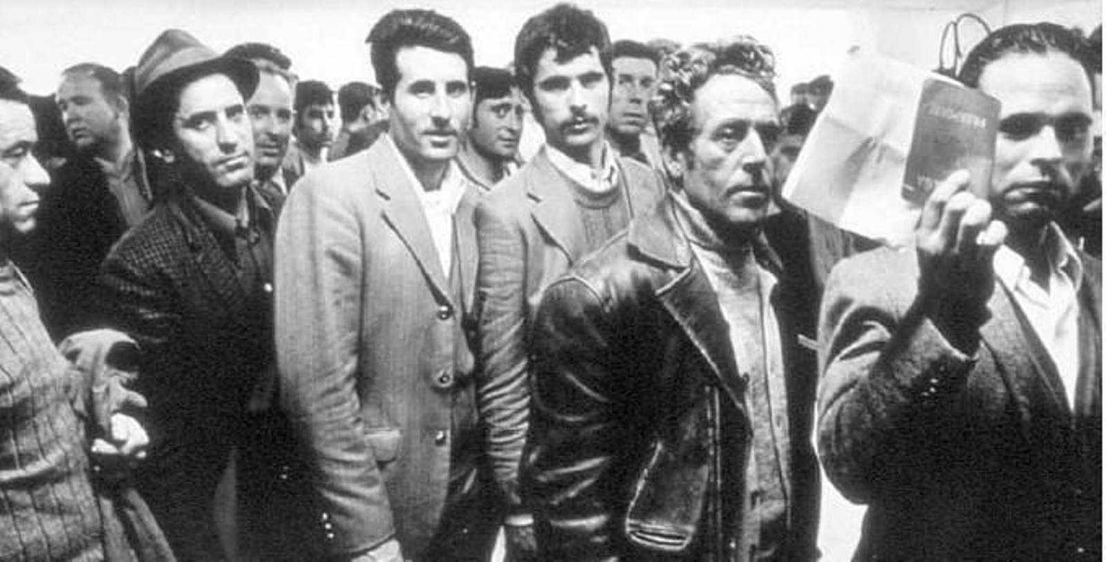 foto emigrantes enseñan papeles