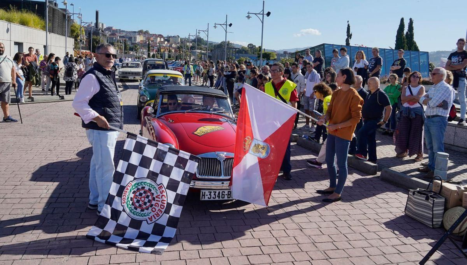 La concejala Ana Laura Iglesias dio la salida en la prueba no competitiva del Rally Ciudad de Vigo.